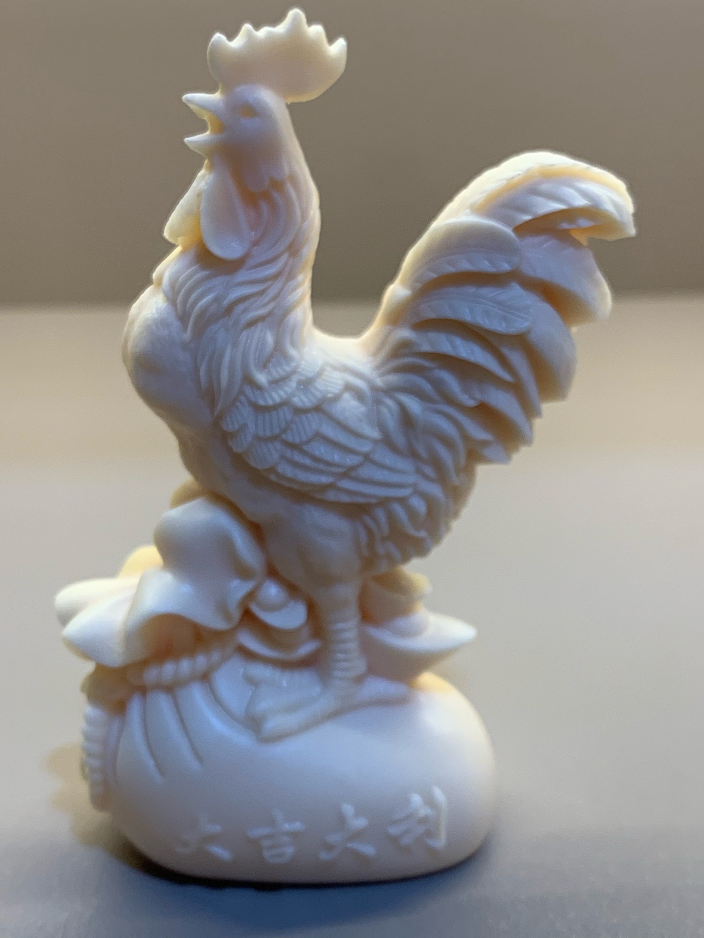 金雞報曉納福來 象牙果雕大吉大利公雞擺件的文化寓意與藝術鑒賞